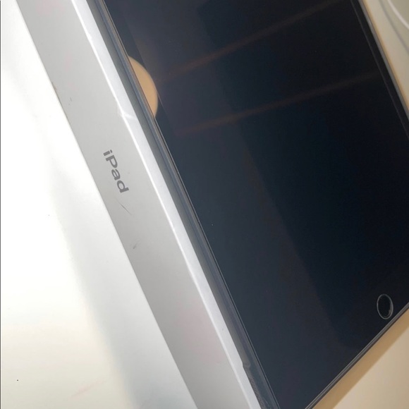 iPad 7th Generation 128GB Space Gray - Picture 1 of 10